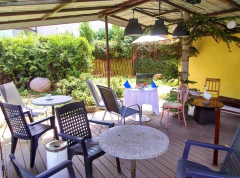 Patio, Restaurant/places to eat, Garden, Seating area, Garden view, Area and facilities