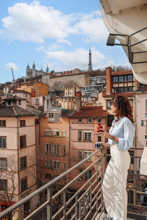 Day, People, Natural landscape, View (from property/room), Balcony/Terrace, Food and drinks, City view, Landmark view