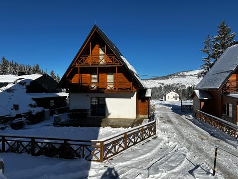Property building, Day, Natural landscape, Winter, Mountain view