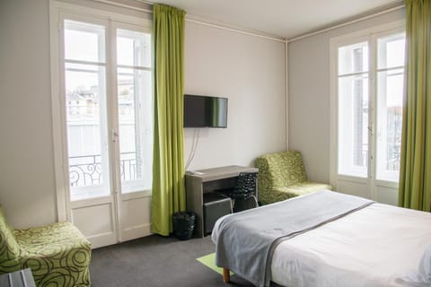 Bed, TV and multimedia, Seating area, Bedroom