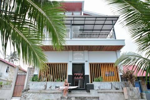 Property building, Day, Balcony/Terrace