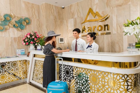 Staff, On-site shops, Business facilities, Guests