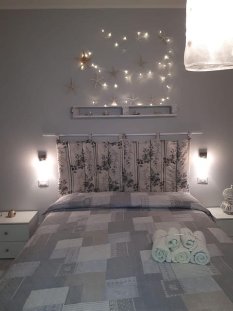 Property building, Bed, Bedroom