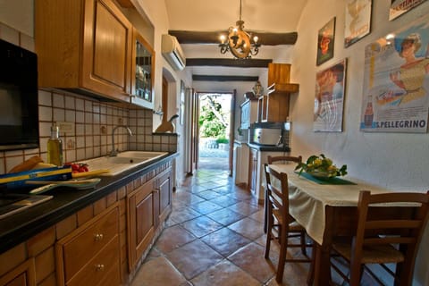 Kitchen or kitchenette, Dining area, Lunch