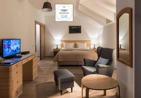 Bed, TV and multimedia, View (from property/room), Living room, Seating area