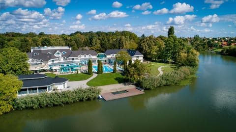 Property building, Natural landscape, Bird's eye view, Garden, Spa and wellness centre/facilities, Swimming pool