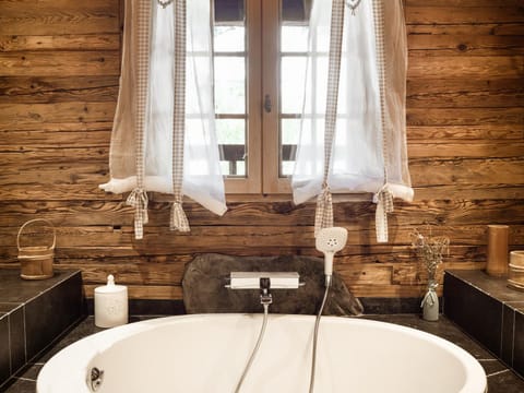 Chalet savoyard rénové, 10 pers, proche pistes, animaux admis - FR-1-304-162 Chalet in Manigod