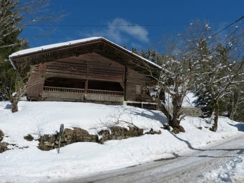 Chalet savoyard rénové, 10 pers, proche pistes, animaux admis - FR-1-304-162 Chalet in Manigod