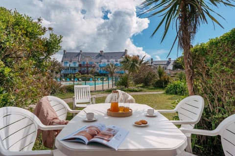 Property building, Patio, Spring, Day, Food and drinks, Seating area, Dining area, Food