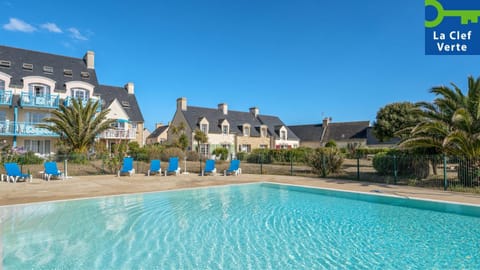 Property building, Day, Pool view, Swimming pool, sunbed