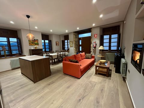 TV and multimedia, Living room, Seating area, fireplace