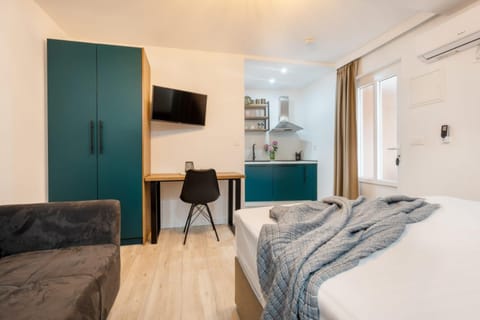 Bed, TV and multimedia, Kitchen or kitchenette, Seating area, Bedroom, wardrobe