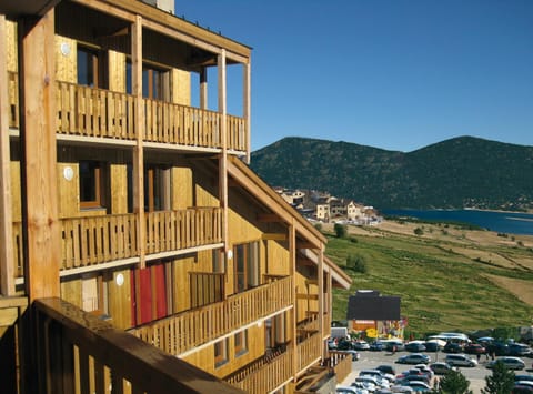 Property building, Balcony/Terrace, Mountain view