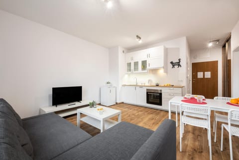 TV and multimedia, Kitchen or kitchenette, Living room, Seating area, Dining area