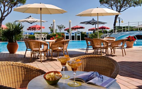 Lounge or bar, Beach, Food, Sea view, Swimming pool, Drinks