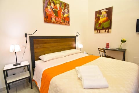 Bed, TV and multimedia, Photo of the whole room, Decorative detail, Seating area, Bedroom