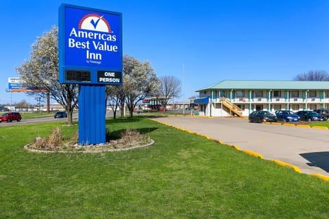 Property building, Day, Property logo or sign, Neighbourhood, Logo/Certificate/Sign, Street view, Location, Parking