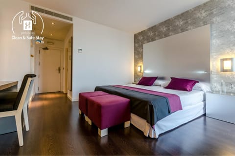 Toilet, Bed, Photo of the whole room, Bedroom, City view