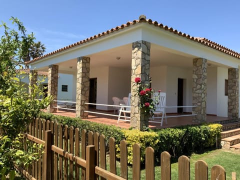 Property building, Patio, Facade/entrance, Balcony/Terrace