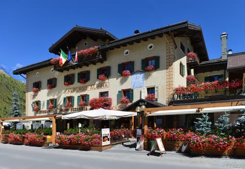 Property building, Restaurant/places to eat, Facade/entrance, Summer, City view, Street view