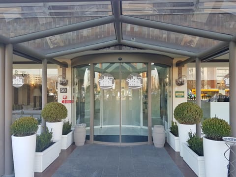 Facade/entrance