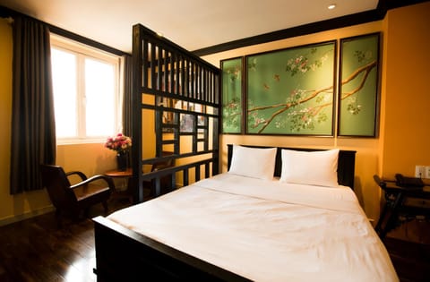 Bedroom, City view