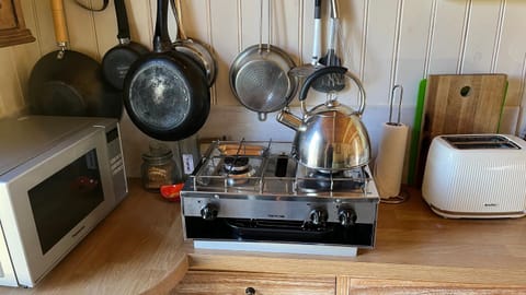 Coffee/tea facilities, Kitchen or kitchenette, microwave, stove, toaster