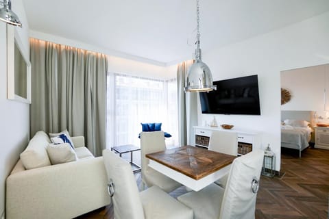 Bed, TV and multimedia, Living room, Photo of the whole room, Seating area, Dining area, Bedroom