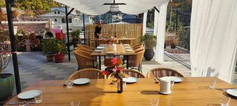 Restaurant/places to eat, Balcony/Terrace, Quiet street view