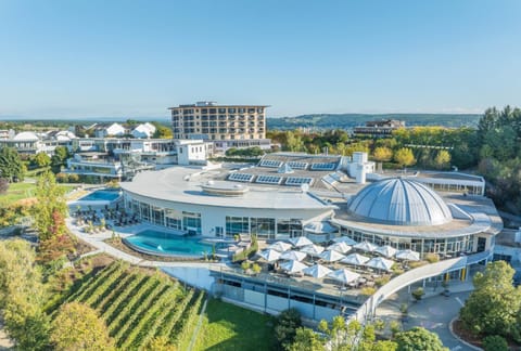 Property building, Day, Natural landscape, Bird's eye view, Pool view, Swimming pool, sunbed