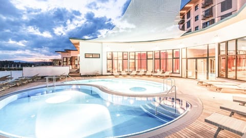 Property building, Day, Natural landscape, Bird's eye view, Pool view, Swimming pool, sunbed