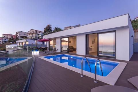 Garden, Area and facilities, Swimming pool