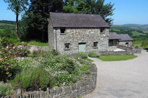 Granary Cottage with hot tub on organic farmland House in Wales