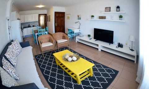 TV and multimedia, Kitchen or kitchenette, Living room, Photo of the whole room, Dining area