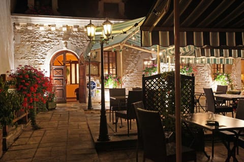 Patio, Restaurant/places to eat, Balcony/Terrace