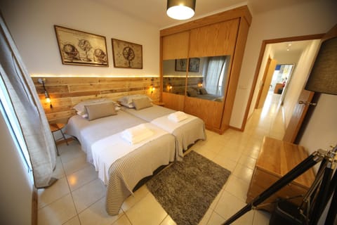 Bed, Bedroom, Quiet street view