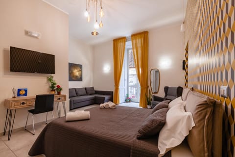 Bed, TV and multimedia, Photo of the whole room, Bedroom, furniture, heating, safe, towels
