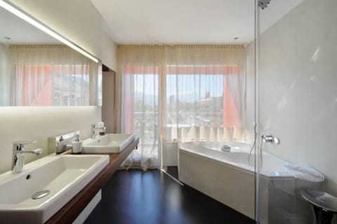 Bathroom, City view, Mountain view, Bath, towels