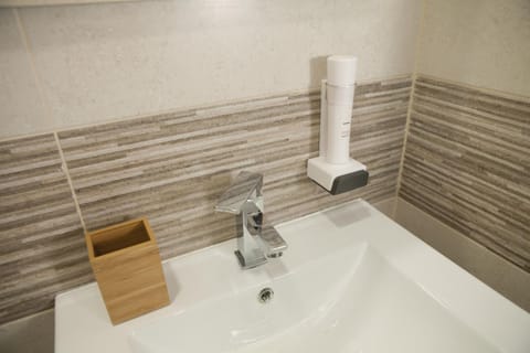 Shower, Toilet, Decorative detail