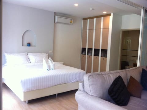 Photo of the whole room, Area and facilities