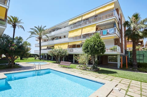 Property building, Patio, People, Garden, Beach, Beach, Tennis court, Pool view, Sea view, Swimming pool, Swimming pool, Family