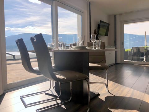 TV and multimedia, Living room, Dining area, Pool view