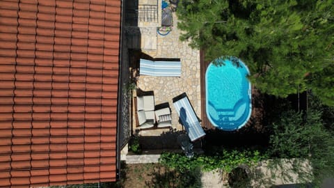 Property building, Swimming pool, sunbed