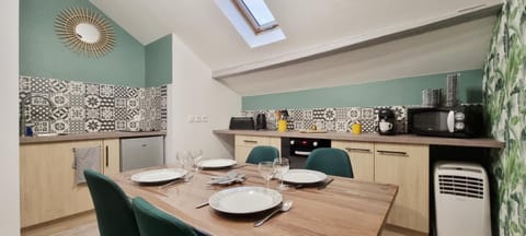 Kitchen or kitchenette, Dining area