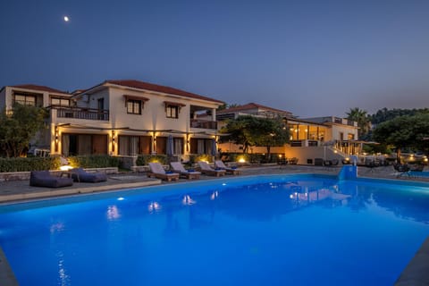 Property building, Swimming pool, sunbed