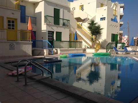 Day, Swimming pool