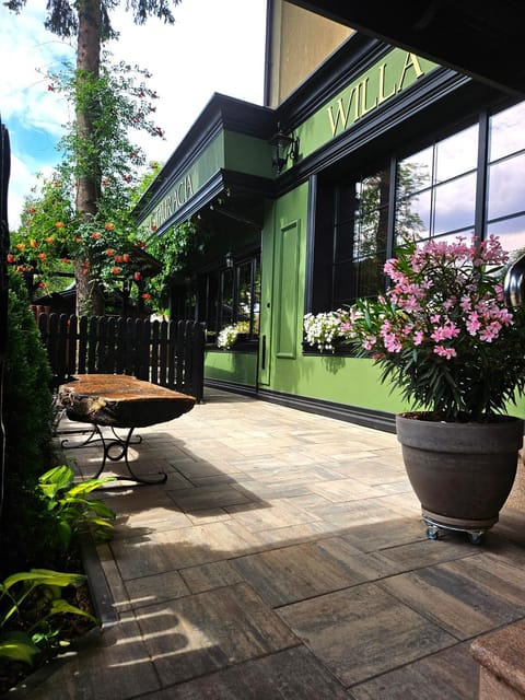 Property building, Restaurant/places to eat, Garden, Garden view