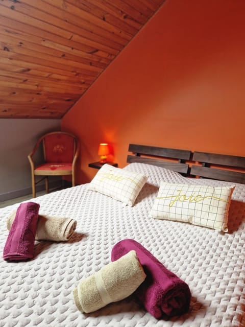 Bed, Photo of the whole room, Bedroom, towels