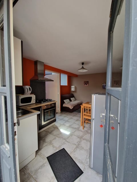 Kitchen or kitchenette, Dining area, oven, pet friendly, stove