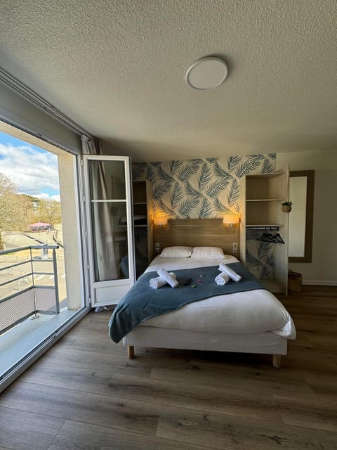 Bed, Balcony/Terrace, Bedroom, Street view, towels